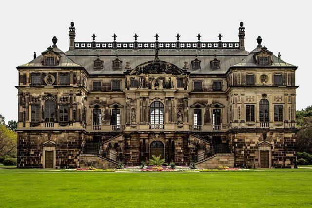 Das Palais im großen Garten ist noch bis Ende 2024 wegen Sanierungsarbeiten komplett verhüllt. Im Bild das unverhüllte, barocke Palais mit grüner Wiese im Vordergrund