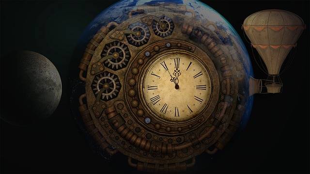 In Dresden besucht die Schulklasse Deutschlands ersten Escape Room zur Quantenphysik. Im BIld eine Uhr auf dem Globus neben einem Ballon und dem Mond