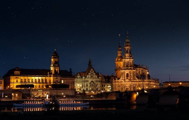 Ein Besuch der katholischen Hofkirche gehört zum Pflichtprogramm einer Klassenfahrt nach Dresden. Im Bild die beleuchtete Hofkirche bei Nacht.